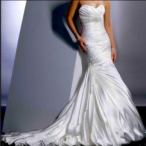 Maggie Sottero Wedding Dress! Like new condition!